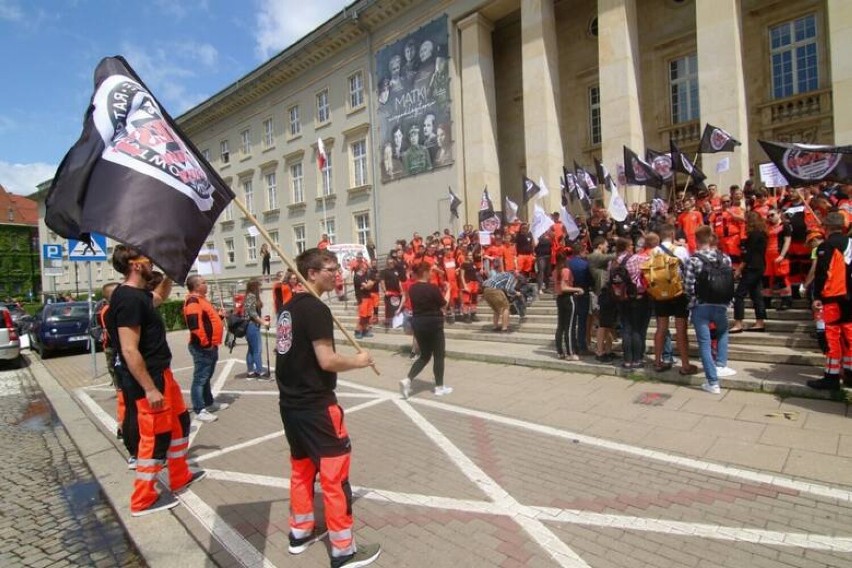 Pleszewscy ratownicy medyczni protestowali dziś we Wrocławiu