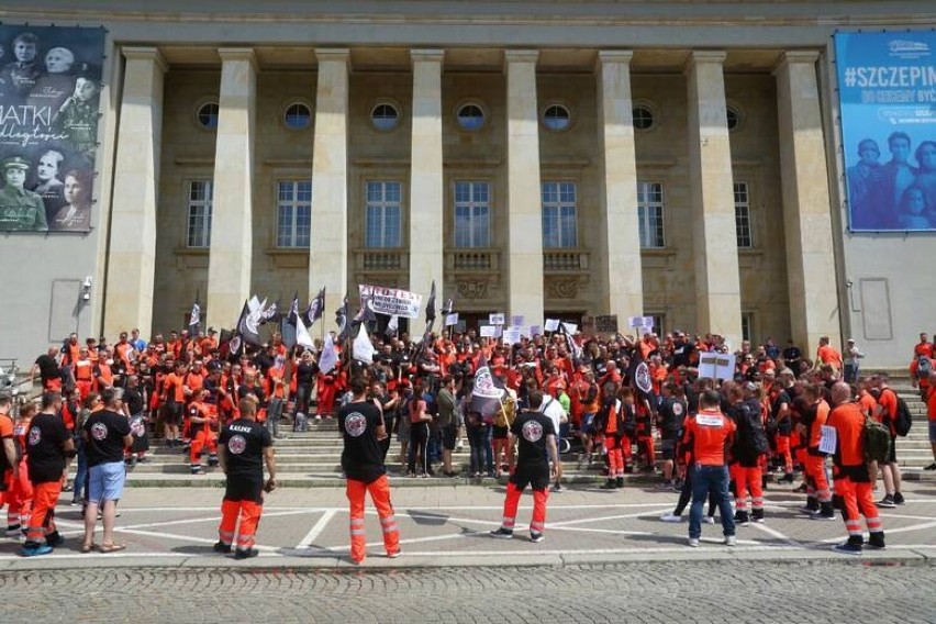 Pleszewscy ratownicy medyczni protestowali dziś we Wrocławiu