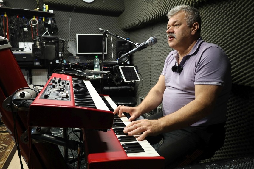 Roman Makowski swoje studio muzyczne urządził w piwnicy domu