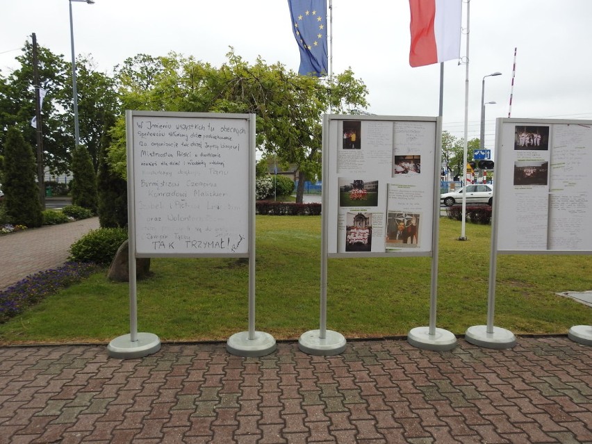 Wystawa "Maraton Polska w Nato" przed urzędem gminy