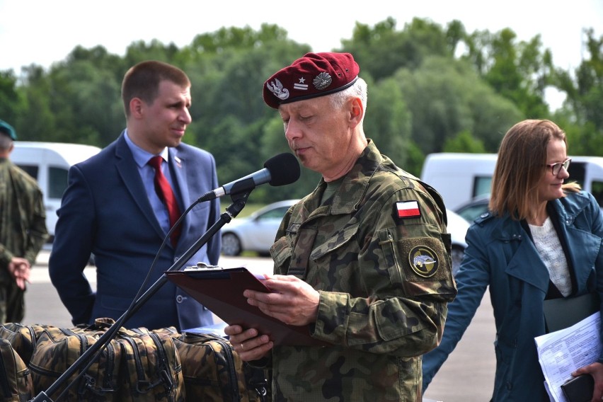 Zespół Szkół w Karsznicach odebrał certyfikat MON dla szkół mundurowych [zdjęcia]