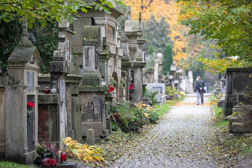 Kraków. Mieszkańcy w weekend zaczęli odwiedzanie grobów bliskich [ZDJĘCIA]