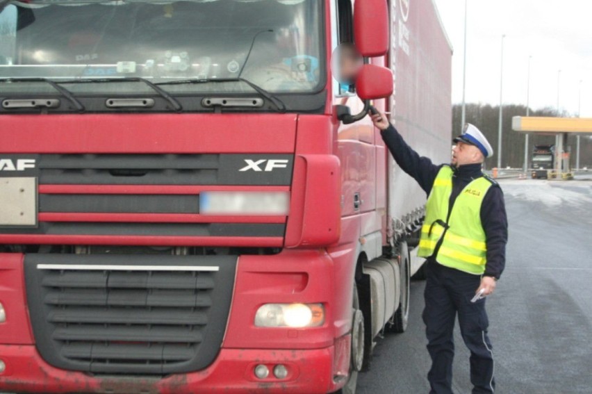Policjanci skontrolowali 560 kierowców ciężarówek w powiecie świeckim