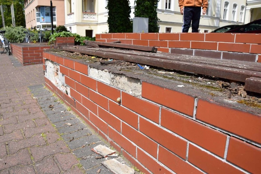 Ławki przy urzędzie miejskim w Wągrowcu są w fatalnym stanie