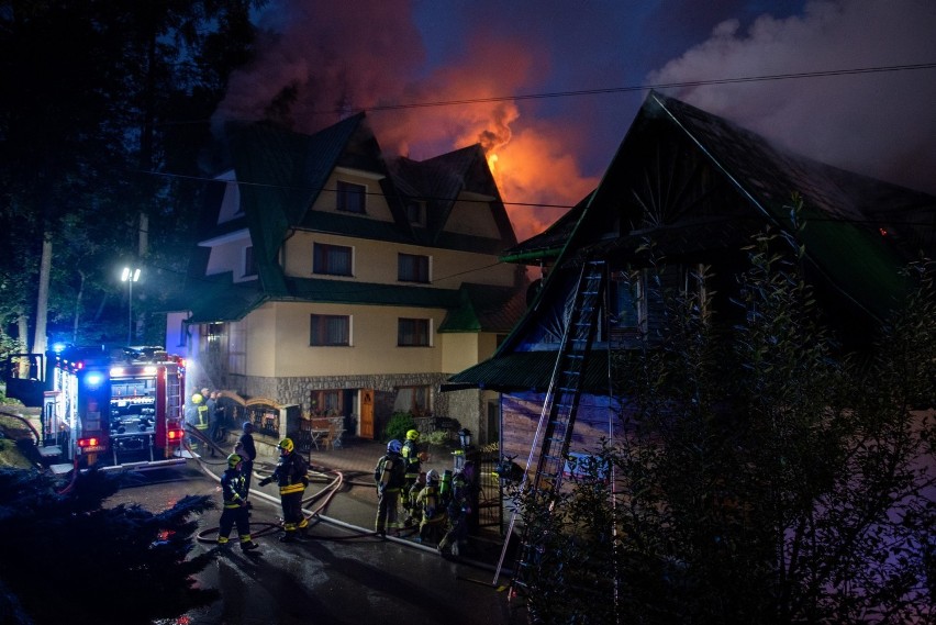 Biały Dunajec. Poranny pożar budynku mieszkalno-gospodarczego. Z ogniem walczy 20 jednostek strażackich