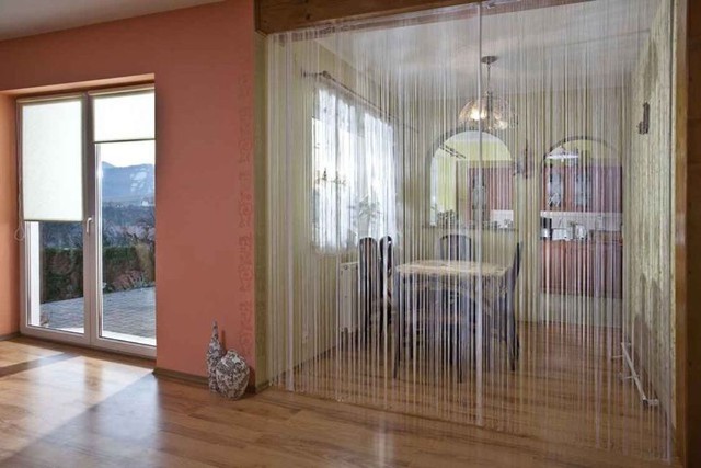 Subtelne sznurkowe zasłony mogą na przykład odgradzać salon od jadalni