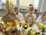Uczniowie sandomierskiej Szkoły Podstawowej numer 3 przygotowali smaczne i zdrowe posiłki w ramach akcji Śniadanie daje moc. Zobacz zdjęcia