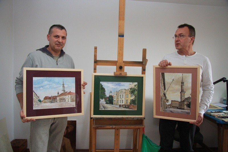 Obrazy Wiesława Kowalczyka (z lewej) i Mirosława Sołtysa...