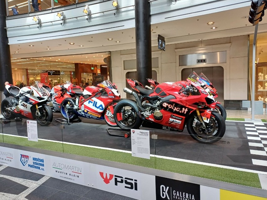 W Galerii Krakowskiej można oglądać wystawę motocykli.