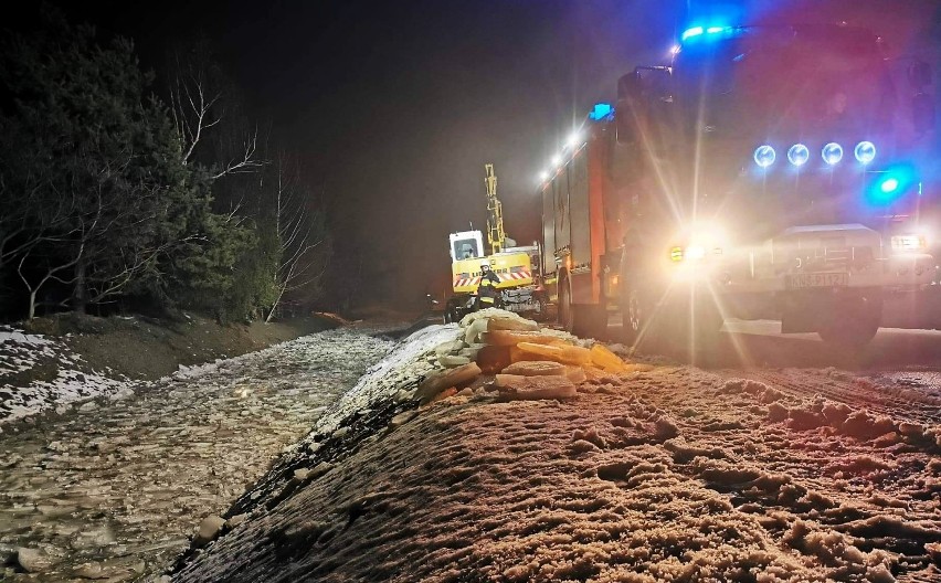 Strażacy walczyli z zatorem lodowym nawet w ciemnościach nocy