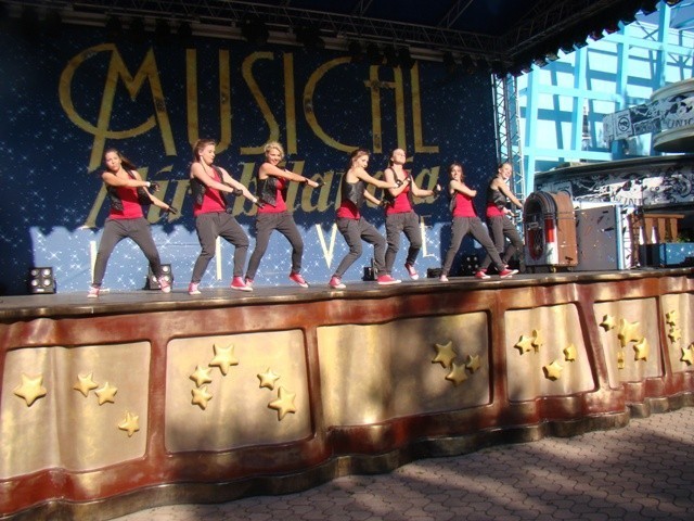 Zespół "Dotyk" powstał w 2003 roku. Tworzy go szesnaście osób w wieku 16-18 lat. Prezentuje różne style tańca nowoczesnego. Uczestniczył w wielu festiwalach, zdobywając nagrody i wyróżnienia, między innymi na Międzynarodowym Festiwalu Tańca Nowoczesnego "WIR", Międzynarodowym 
Festiwalu Tańca Nowoczesnego "Vizijos" Międzynarodowym Festiwalu Piosenki i Tańca "Muszelki Wigier", Turnieju Tańca Młodzieżowego "Wirujaca strefa", Przeglądzie Zespołów Tanecznych "Karnawał", Ogólnopolskim Turnieju Tańca Współczesnego. Instruktorem zespołu jest Ewa Niedżwiecka.