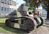 Inowrocław. Czołg Renault FT 17 z pierwszej wojny światowej uatrakcyjnił otwarcie wystawy  "Kujawianie w walkach o niepodległość". Zdjęcia