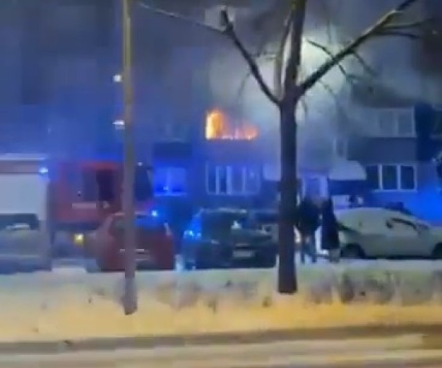 Ogień wybuchł w mieszkaniu bloku przy ul. Ratowników