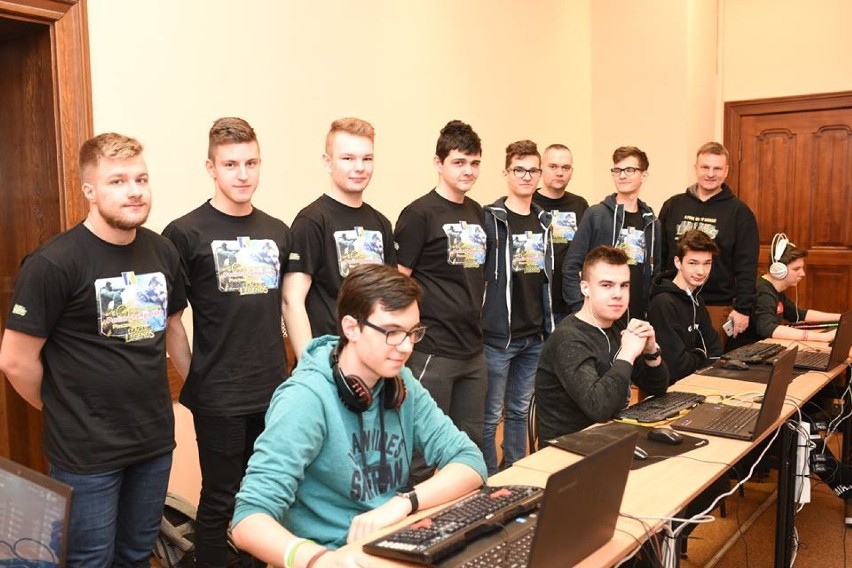 Trwają eliminacje do Finałów "III Computer Games Poviat Championship"  o puchar Starosty w grze „League of Legends” 