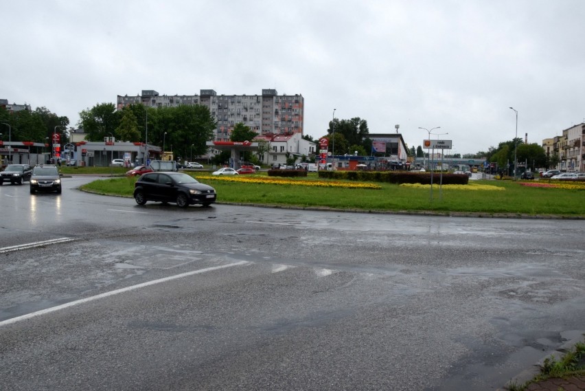 Na rondzie w okolicach Żytniej przy większych opadach stoi...