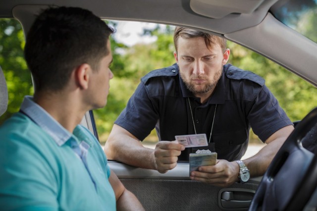 Jakie wykroczenia w naszym kraju są karane zatrzymaniem prawa jazdy? Jeśli myślisz, że tylko za przekroczenie prędkości grozi utrata prawa jazdy, to lepiej uzupełnij swoją wiedzę i dowiedz się z jakich powodów możesz je jeszcze stracić. Oto szczegóły! >>>>>