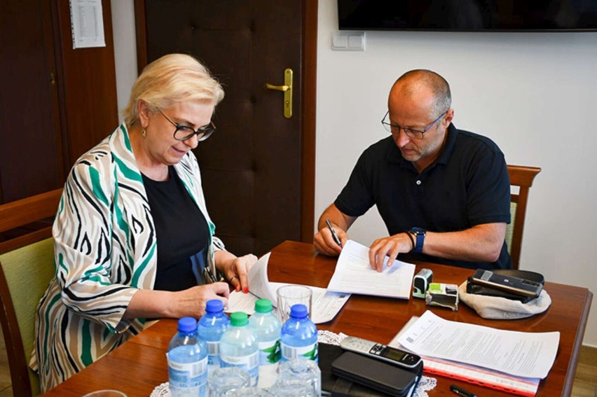 Podpisanie umowy z wykonawcą na modernizację dworca PKP w Laskownicy Małej
