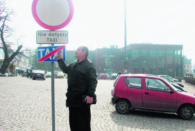 Znak zakaz ruchu na jaworznickim rynku nie odstrasza kierowców. Parkują jak gdyby zakazu w ogóle nie było