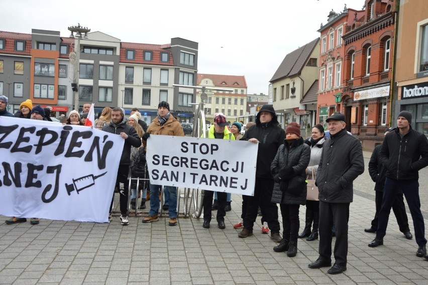 Lębork. Na placu Pokoju protestowali przeciw przymusowi szczepień i dyskryminacji sanitarnej