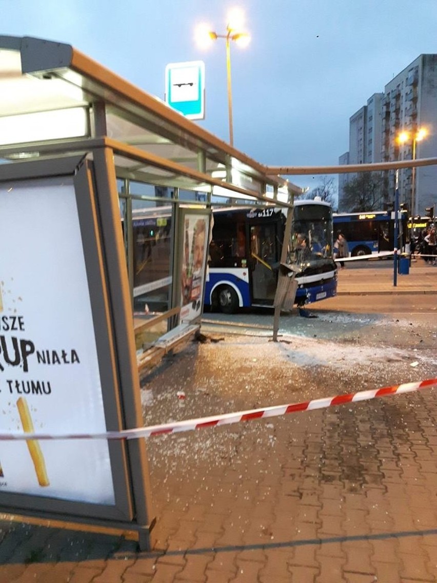 Kraków. Autobus wjechał w słup sieci trakcyjnej 