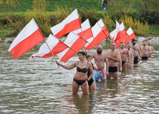 Przemyskie morsy pamiętają o 11 listopada. Zobaczcie zdjęcia zimnej kąpieli w Sanie z biało-czerwonymi flagami.