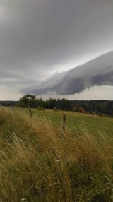 Trąba powietrzna nad Warmią. Zobacz nagranie żywiołu