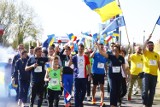 Marsz dla Ukrainy w Warszawie. Sportowcy okrążyli stadion w ramach Korzeniowski Walking Cup