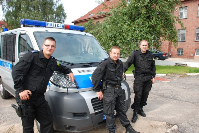 Trzech bohaterskich policjantów &#8211; od lewej st. sierż. Krzysztof Małkiewicz, sierż. Jarosław Talko i sierżant Michał Zajst