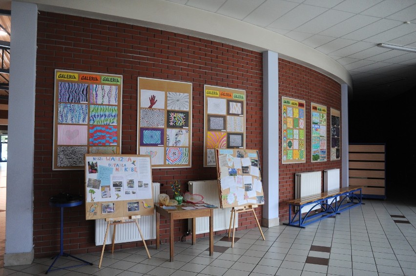 Tęczowy plakat dzieci z SP13 na razie wisi w jednym w pomieszczeń SP13 w Lesznie
