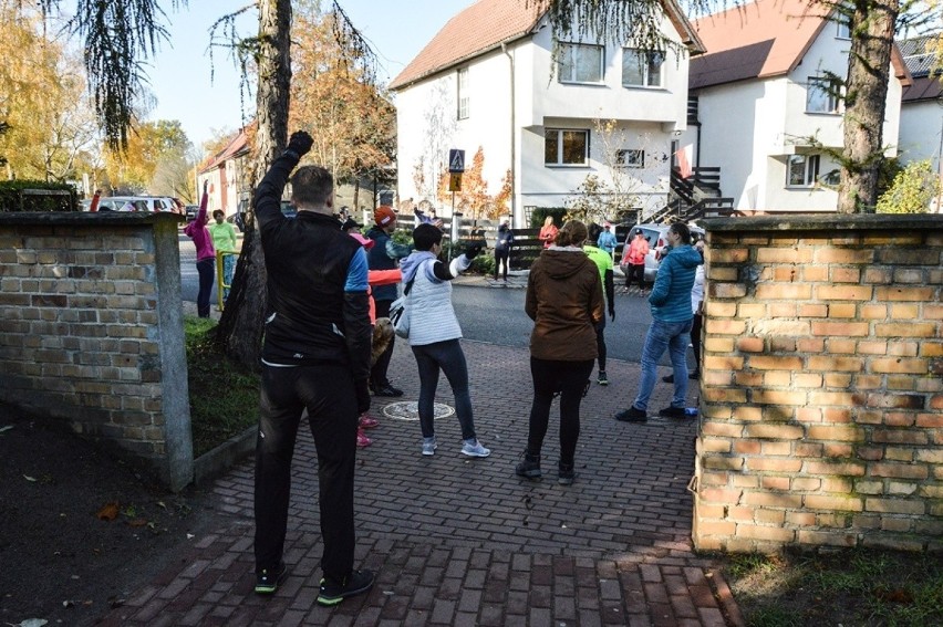 Uczestnicy V Charytatywnego Biegu Dobrych Mikołajów maja za...