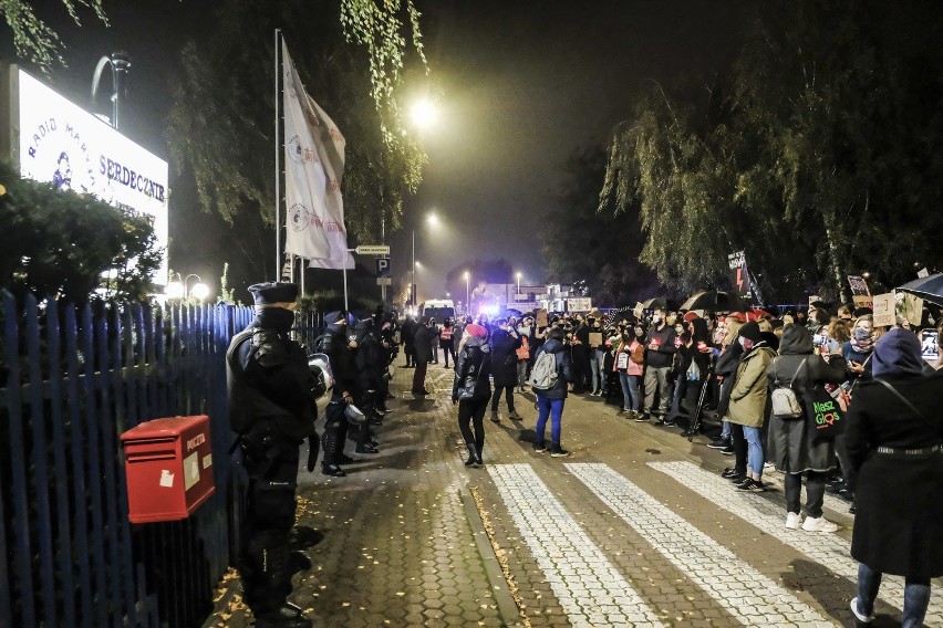 Protest zwolenników prawa do aborcji pod Radiem Maryja.