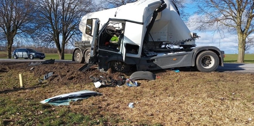 Groźny wypadek ciężarówki na drodze krajowej numer 6 [ZDJĘCIA]