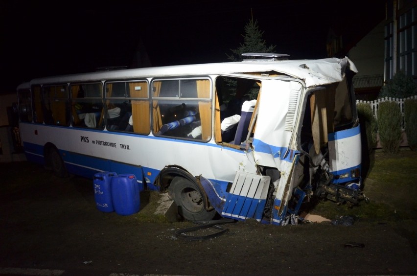 Wypadek w Dobrzelowie. Piętnaście osób rannych w zderzeniu autobusu z tirem [ZDJĘCIA]