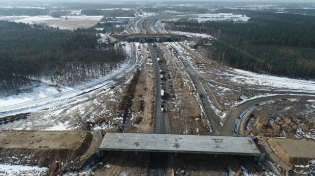 Po srogiej w tym roku zimie (zdjęcia z końca lutego) drogowcy wznowili prace na trzech ostatnich odcinkach drogi ekspresowej S5. Według planów prace mają się ostatecznie zakończyć w trzecim kwartale przyszłego roku.