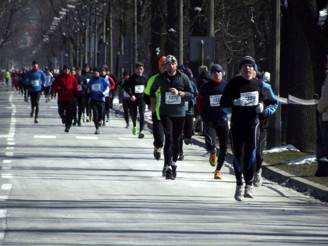 Wśr&oacute;d biegaczy krakowskiego maratonu znalazł się m.in. Mikołaj Budzanowski, minister skarbu RP. Fot. Piotr Drabik