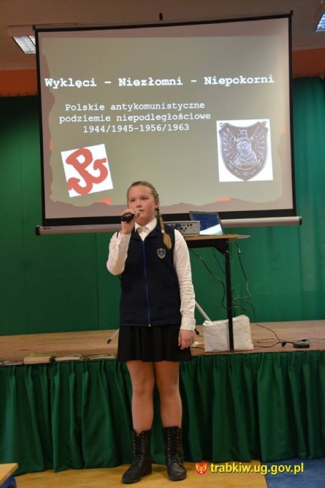 Dominika Budych ze Szkoły Podstawowej w Czerniewie zajęła 2. miejsce w konkursie recytatorskim