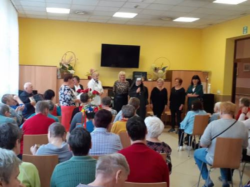 Seniorzy w Żarkach przygotowali spektakl teatralny dla podopiecznych Domu Pomocy Społecznej w Poraju