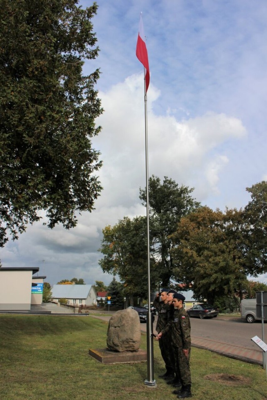 Biało-czerwona powiewa w Dąbrowie Białostockiej. Flaga państwowa już na maszcie 