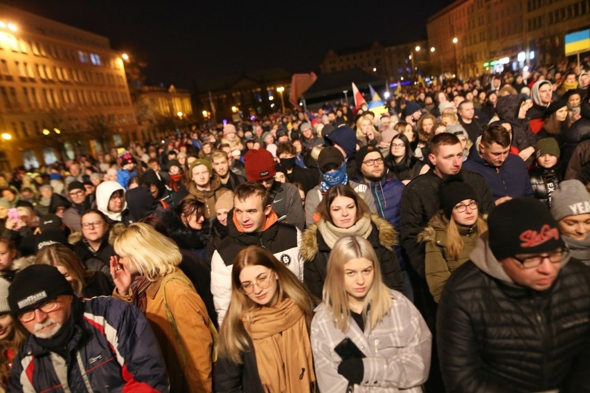 Koncert "Światło dla Ukrainy" na placu Wolności w Poznaniu....