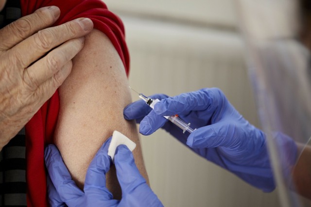 Osoby starsze częściej się szczepią np. przeciwko grypie niż osoby młode i w średnim wieku.