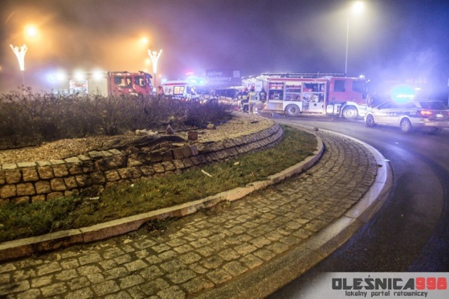 Taksówka przeleciał nad rondem, a jego pasażerka wypadła z samochodu, który następnie ja przygniótł