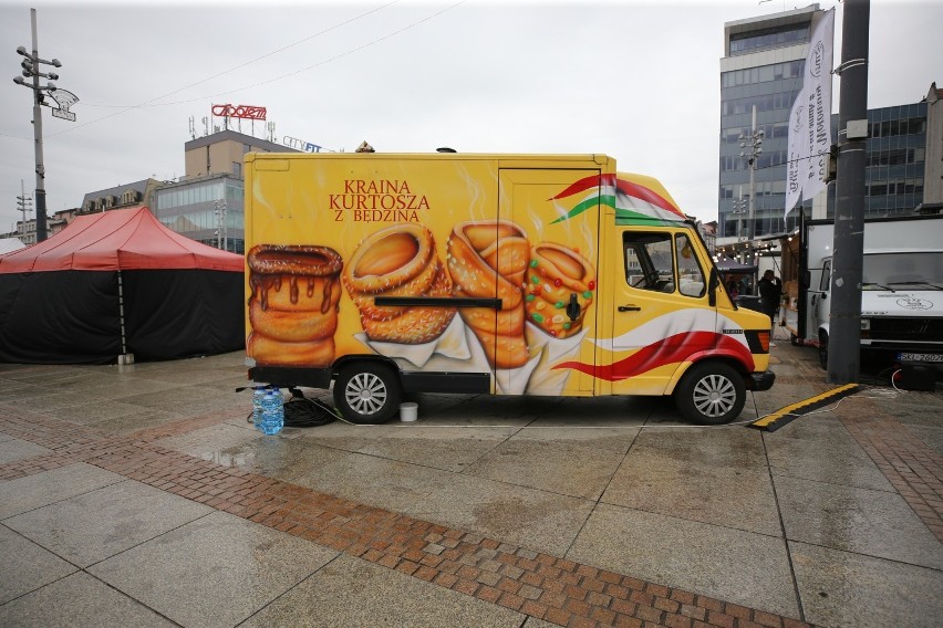 Zlot food trucków na rynku w Katowicach. Organizatorzy...