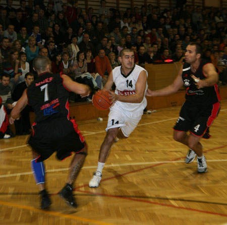 Mecze koszykarzy Big Stara Tychy (w środku Krzysztof Morawiec) odbywają się w szczelnie wypełnionej sali szkolnej.