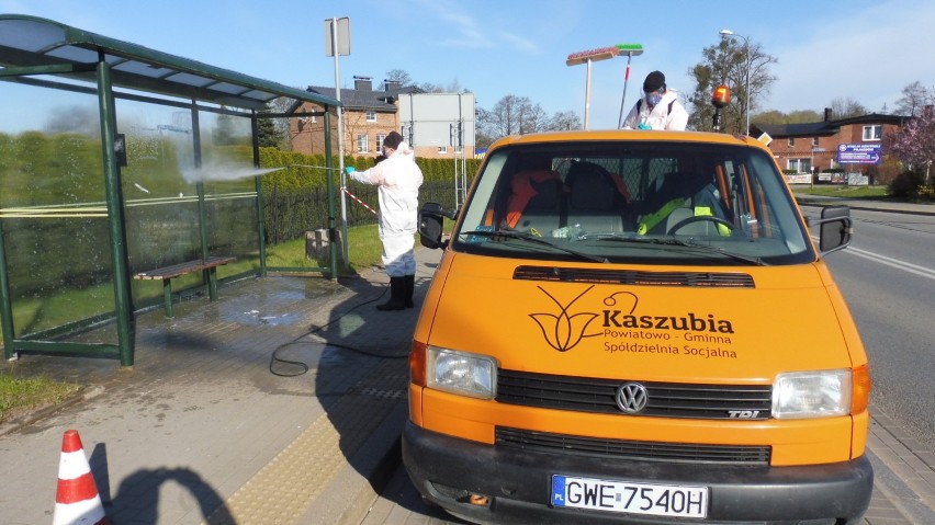 Koronawirus. Zdezynfekowali przystanki autobusowe w gminie Wejherowo