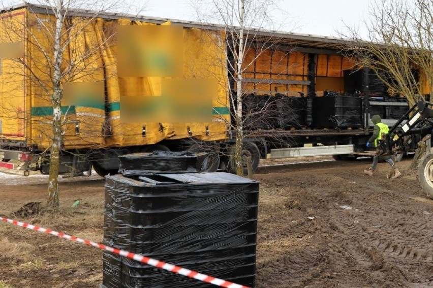 Policjanci zatrzymali mieszkańców powiatu augustowskiego podejrzanych o transport i składowanie odpadów