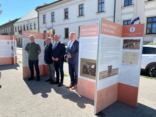Plenerową wystawę "Malczewscy z Radomia" będzie można oglądać do końca sierpnia. We wrześniu wystawa będzie prezentowana w gmachu Sejmu RP w Warszawie.