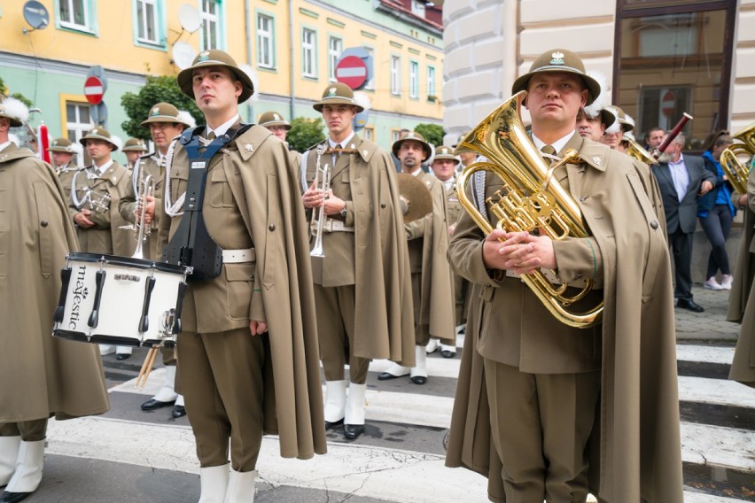 Nowy Sącz. Tablica upamiętniająca Prezydenta Lecha Kaczyńskiego odsłonięta [ZDJĘCIA]