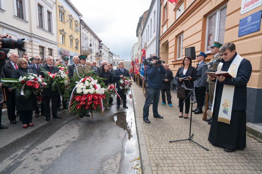 Nowy Sącz. Tablica upamiętniająca Prezydenta Lecha Kaczyńskiego odsłonięta [ZDJĘCIA]