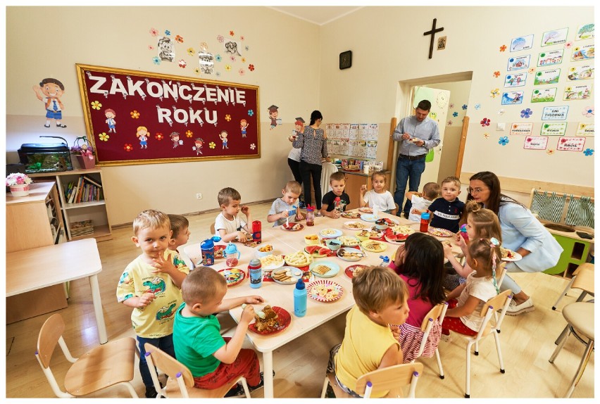 Zabawa i upominki na zakończenie roku w Przedszkolu Katolickim w Lęborku