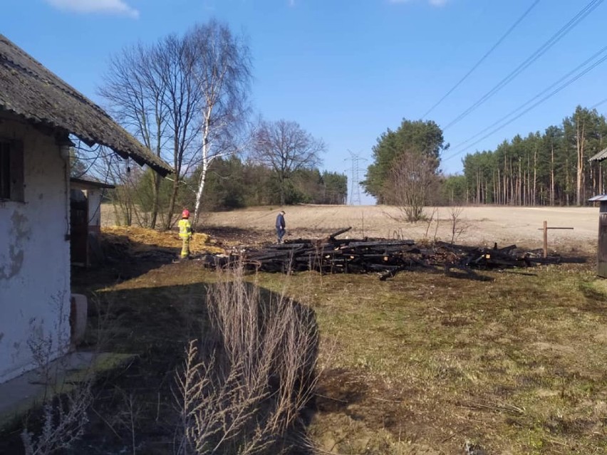 Strażacy gasili pożar stodoły w gminie Kamieńsk [ZDJĘCIA]